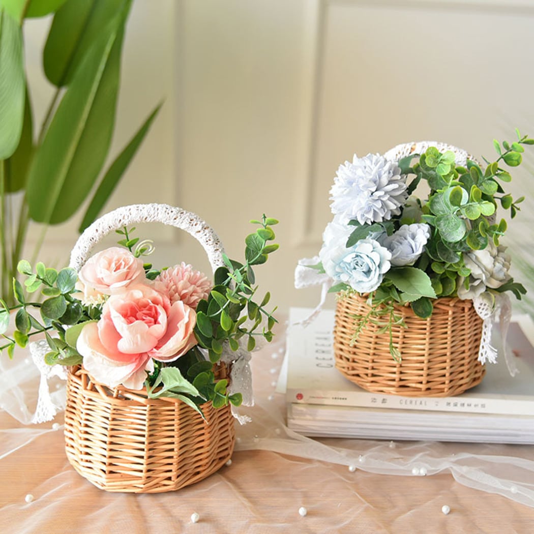 Petit panier de rangement en rotin tissé avec dentelle sur l’anse