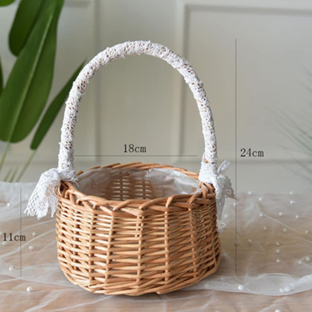 Petit panier de rangement en rotin tissé avec dentelle sur l’anse