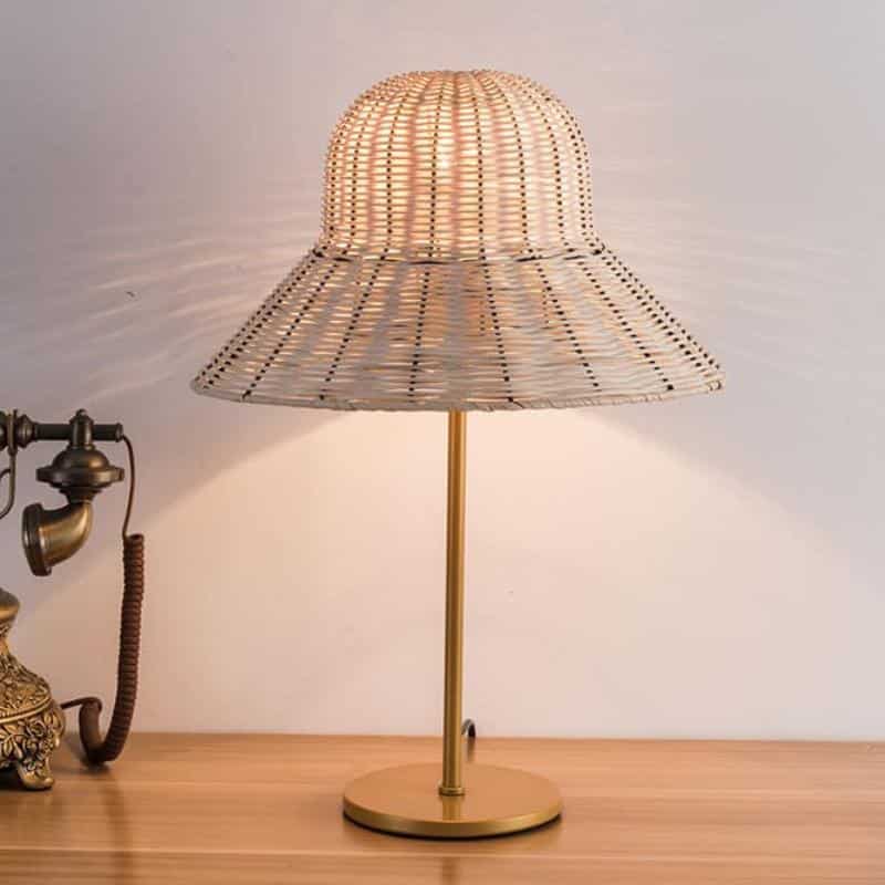 Lampe de bureau décorative en rotin avec chapeau