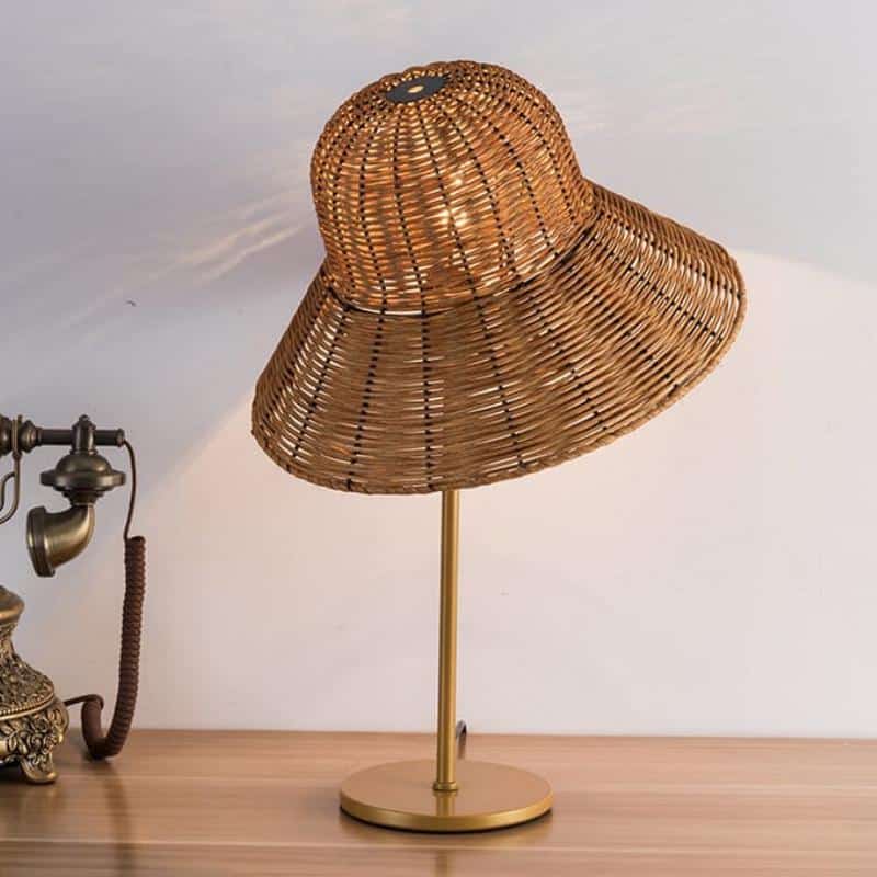 Lampe de bureau décorative en rotin avec chapeau