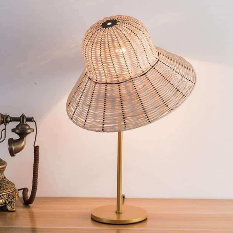 Lampe de bureau décorative en rotin avec chapeau