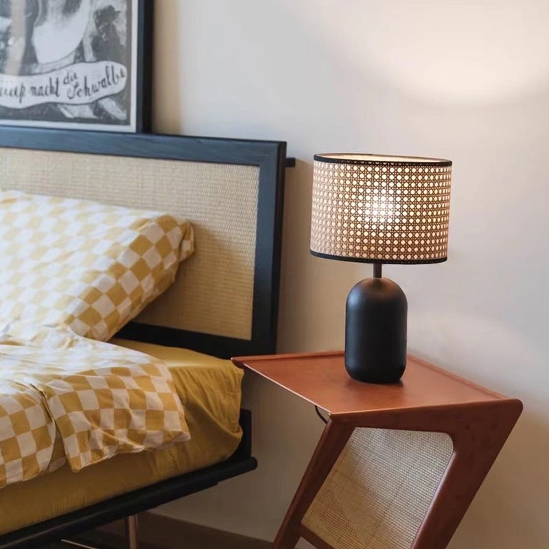 Lampe de bureau LED en rotin avec base noire