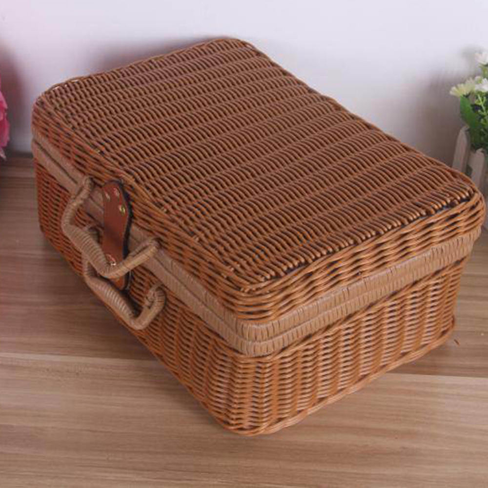 Coffre à jouet en rotin marron façon valise rétro