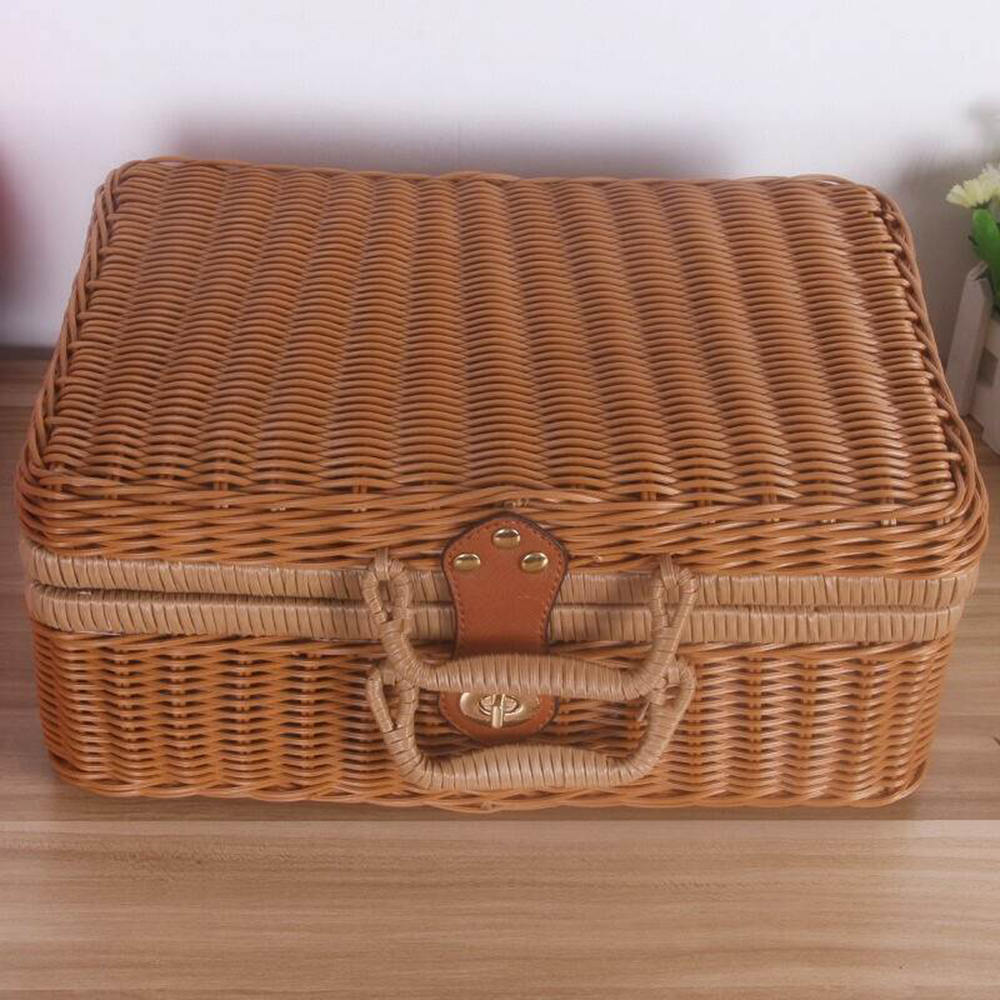 Coffre à jouet en rotin marron façon valise rétro