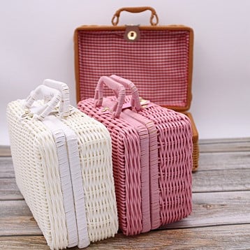 Coffre à jouet en rotin rose façon valise rétro