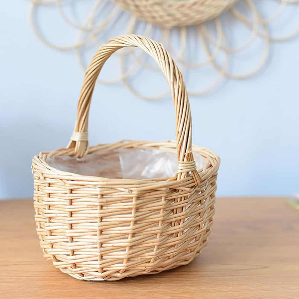 Corbeille en rotin beige avec anse
