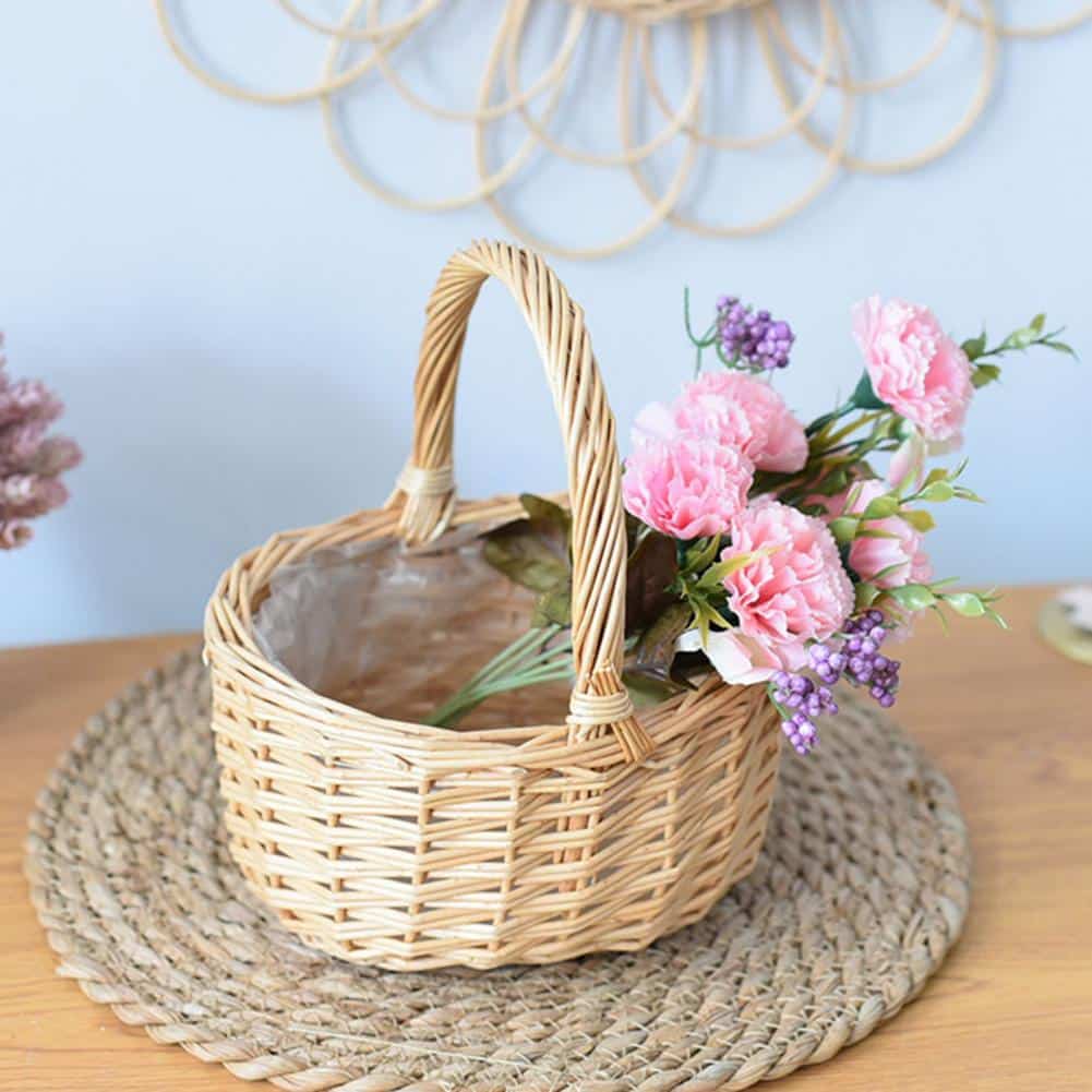 Corbeille en rotin beige avec anse