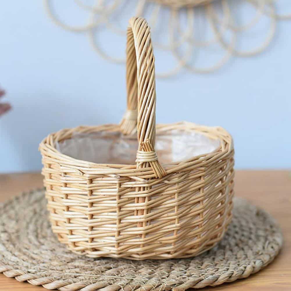 Corbeille en rotin beige avec anse