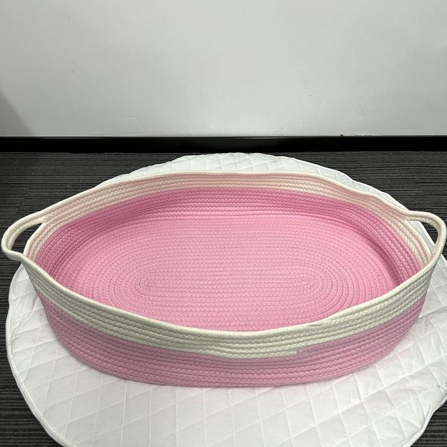 Couffin en rotin synthétique rose et blanc
