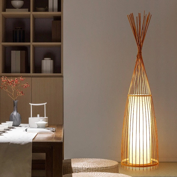 Lampadaire en rotin triangulaire