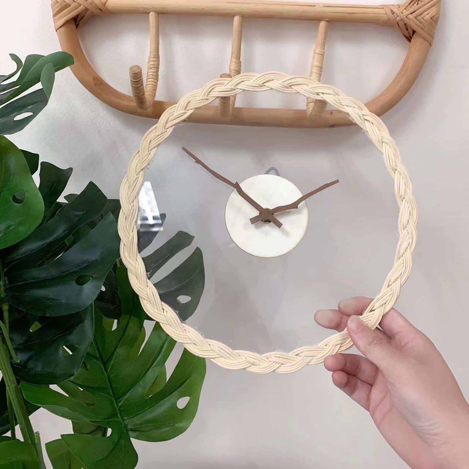 Horloge murale en rotin design épuré