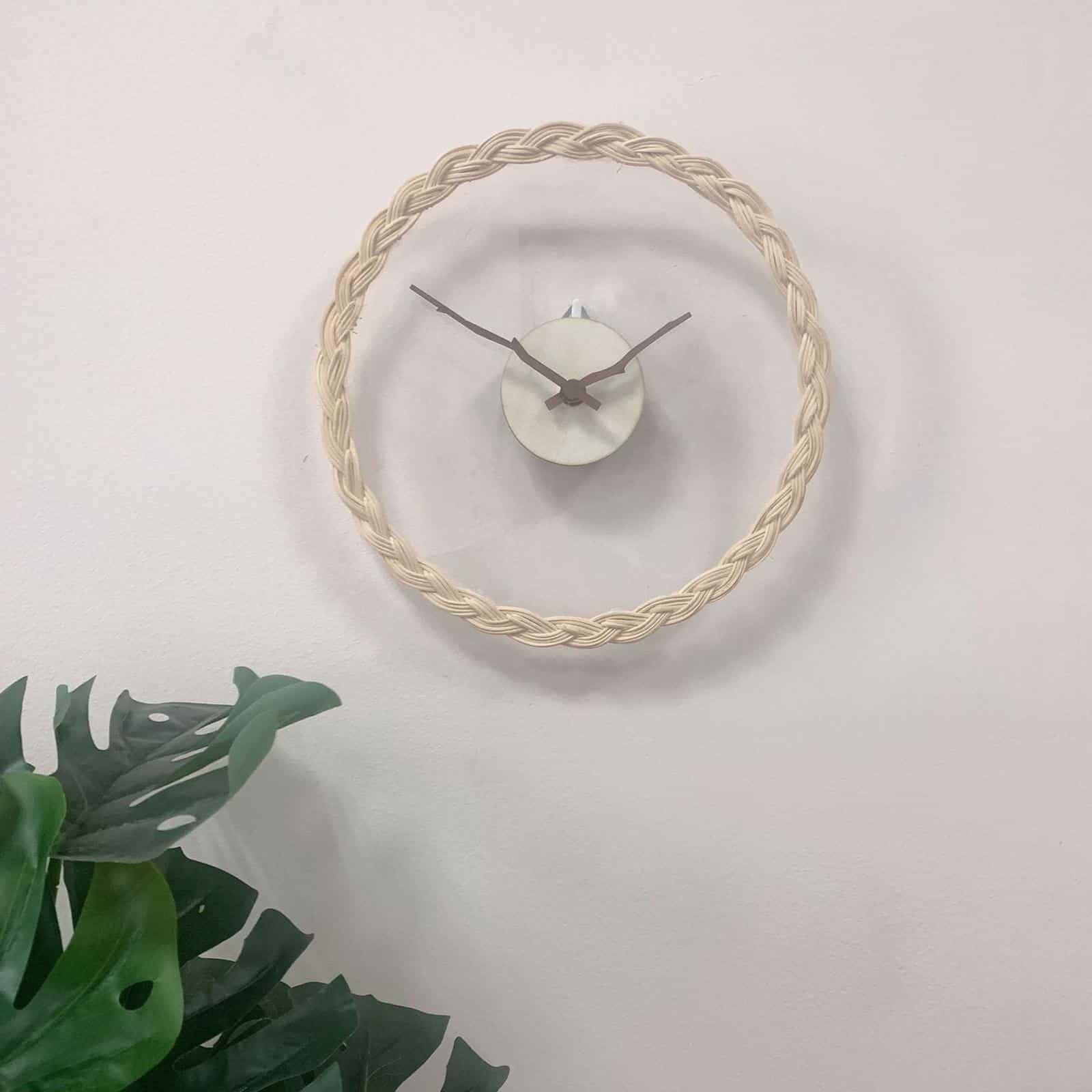 Horloge murale en rotin design épuré