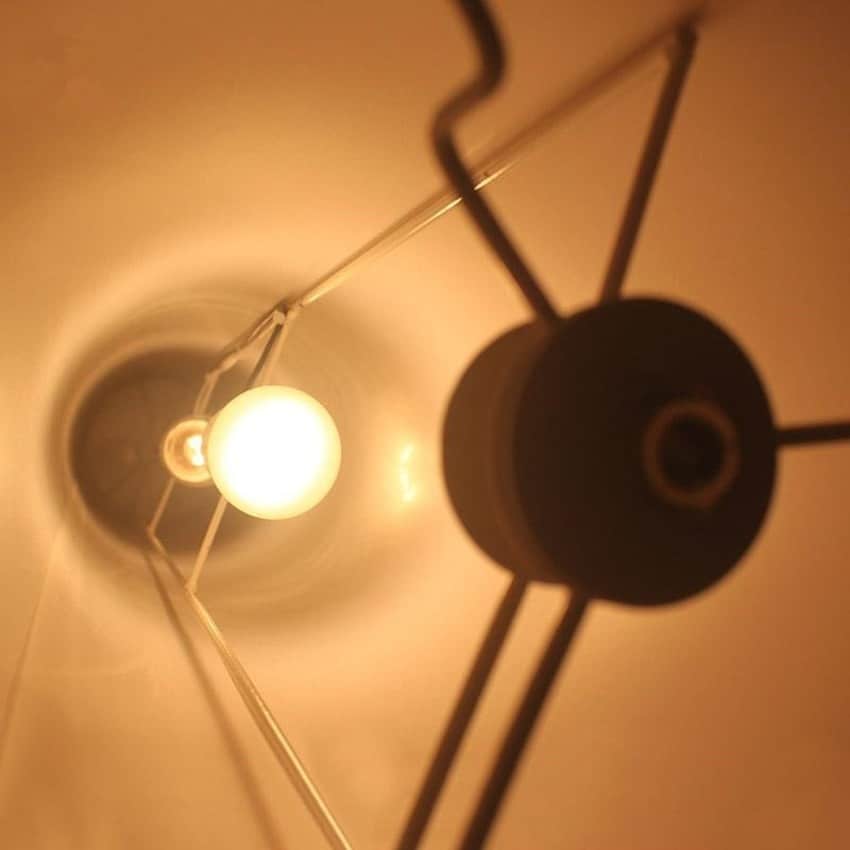 Lampadaire en rotin triangulaire