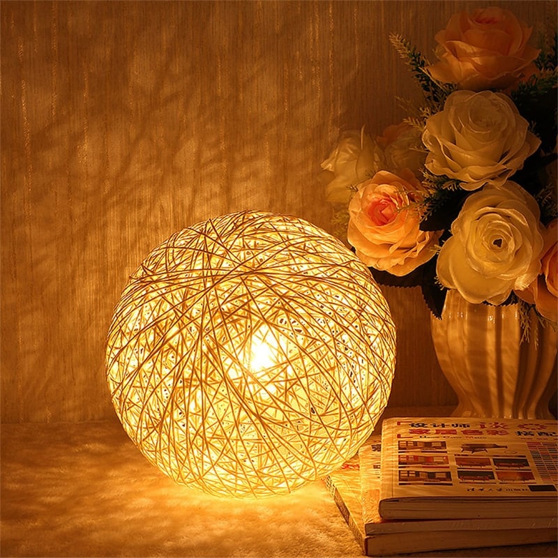 Lampe de chevet LED en forme de boule en rotin