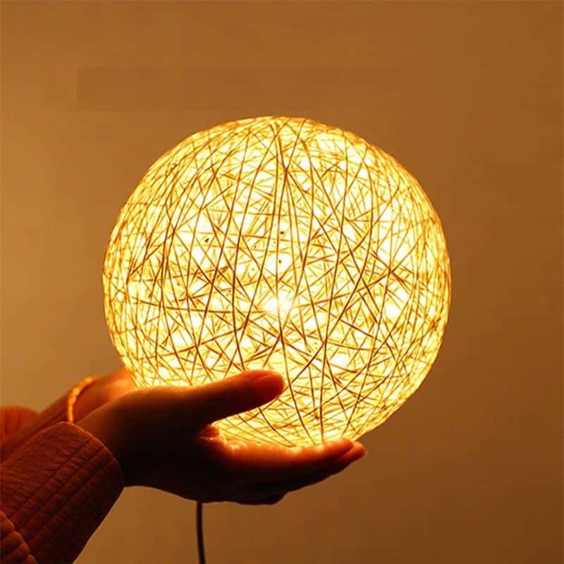 Lampe de chevet LED en forme de boule en rotin