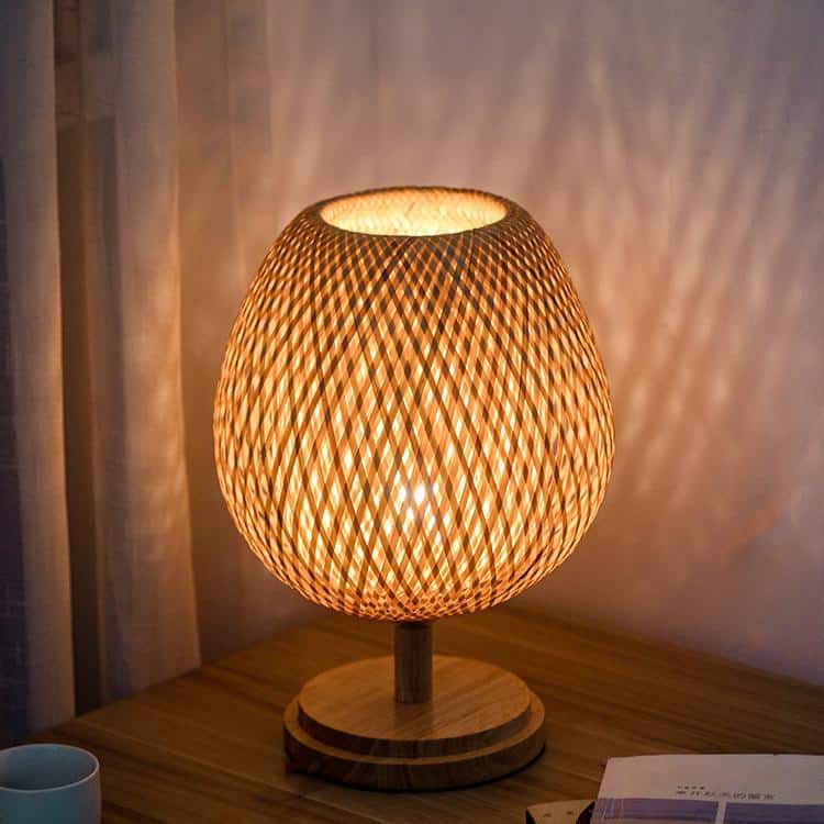 Lampe de chevet ronde en rotin socle bois
