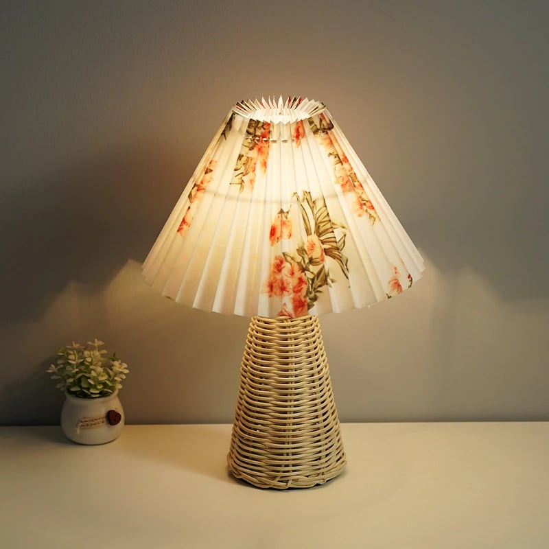 Lampe ronde plissée en rotin fleurie