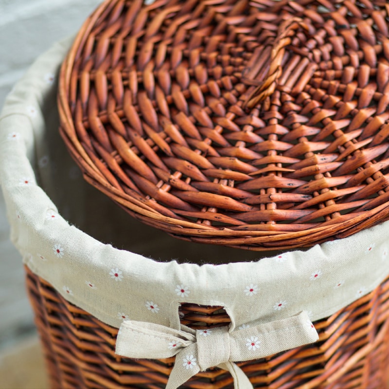 Panier à linge en rotin foncé