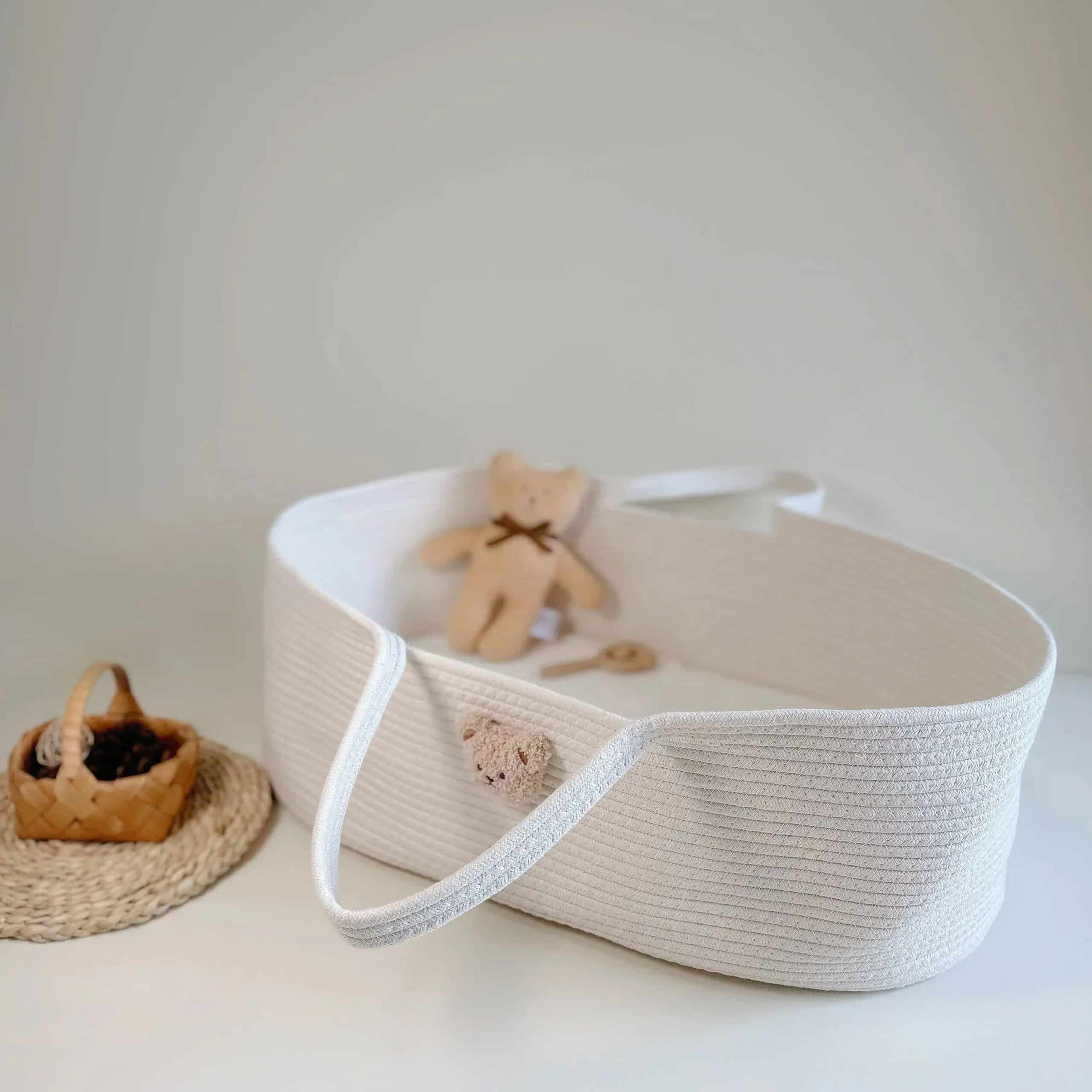 Panier à Langer Effet Osier avec une Tête d’Ourson sur le Côté