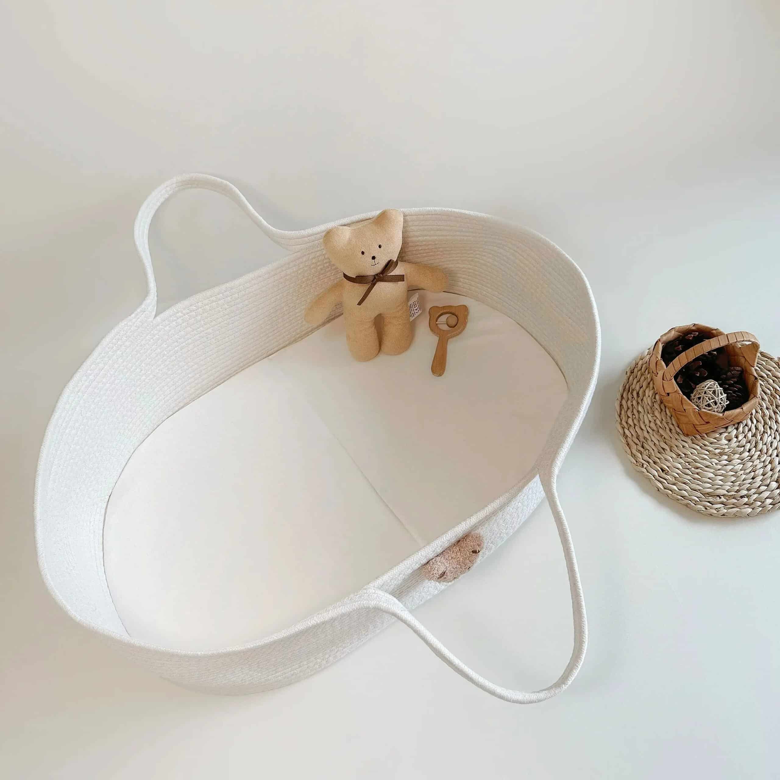 Panier à Langer Effet Osier avec une Tête d’Ourson sur le Côté