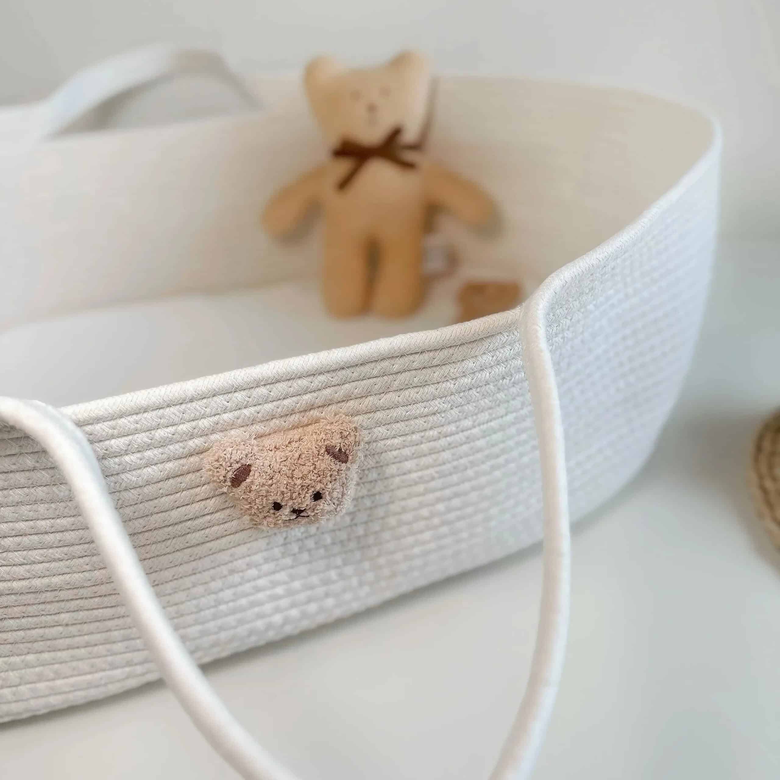 Panier à Langer Effet Osier avec une Tête d’Ourson sur le Côté