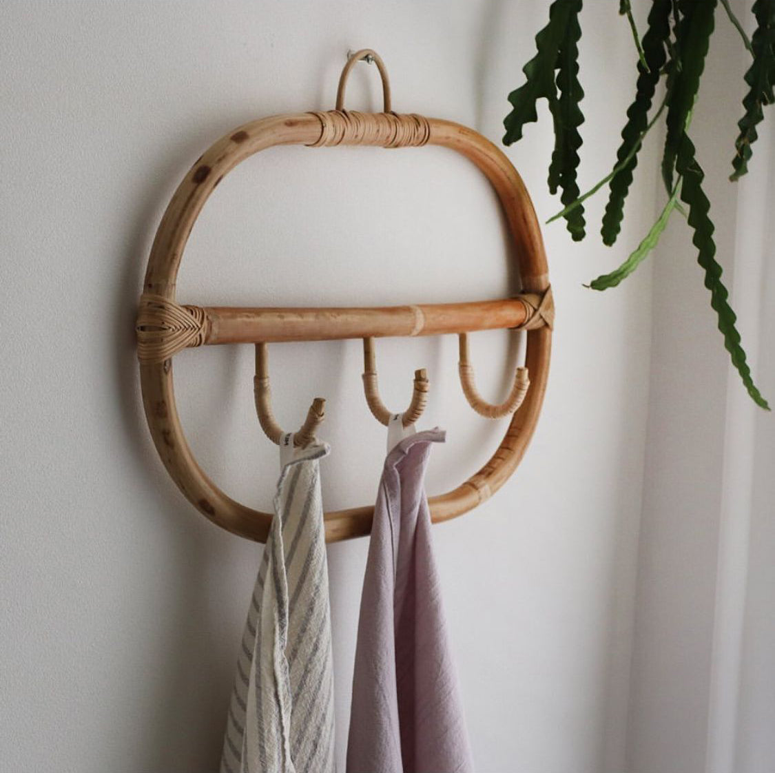 Porte-manteau mural 3 crochets en rotin naturel