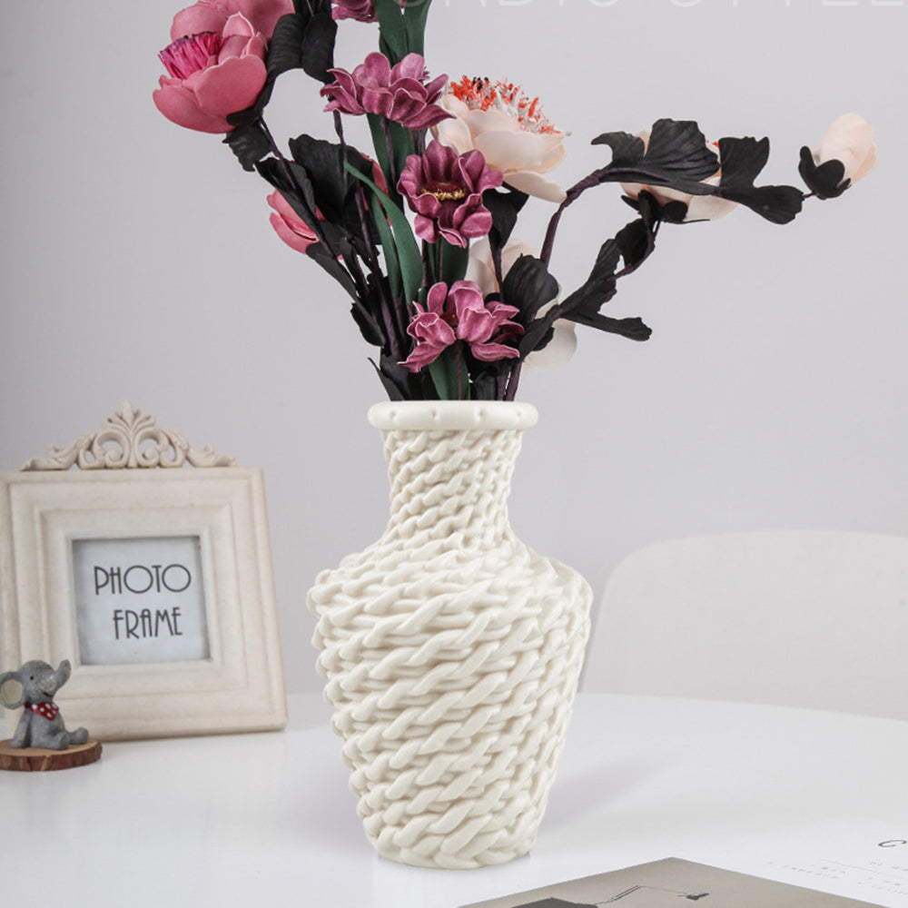 Petit vase en rotin style moderne