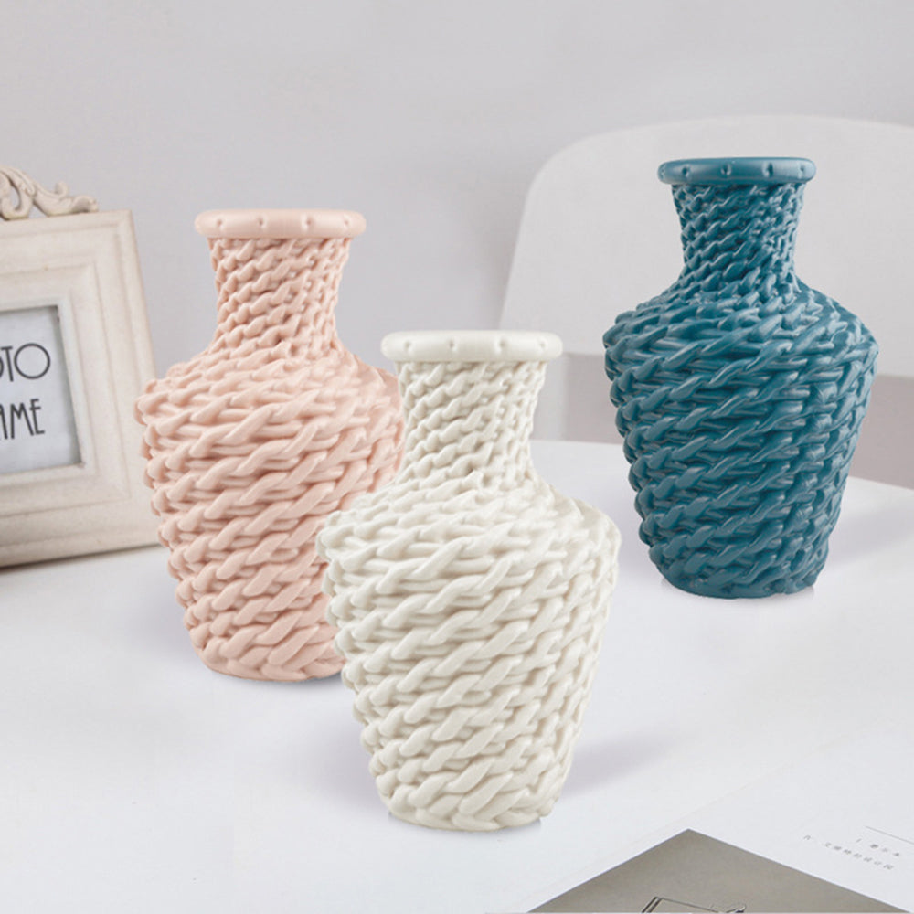 Petit vase en rotin style moderne