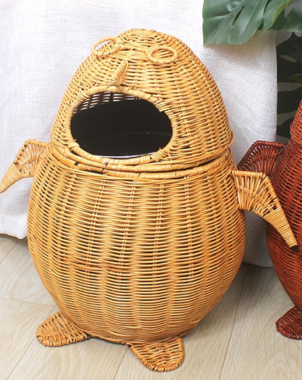Poubelle en rotin et bambou forme de pingouin