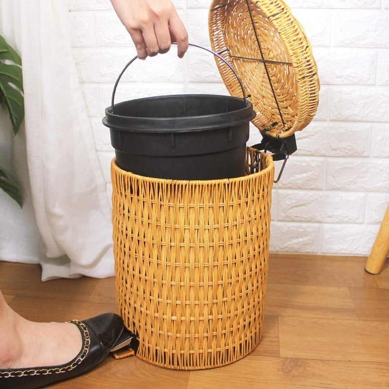 Poubelle en rotin tissé avec pédale