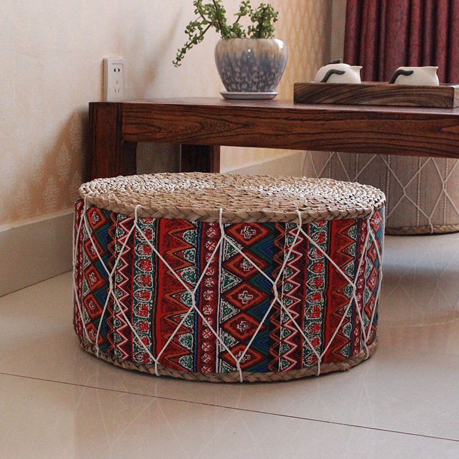 Pouf en rotin à motifs rouges