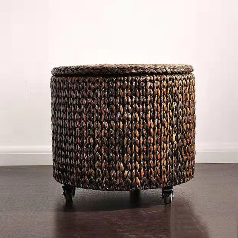Repose-pieds marron sur roulettes