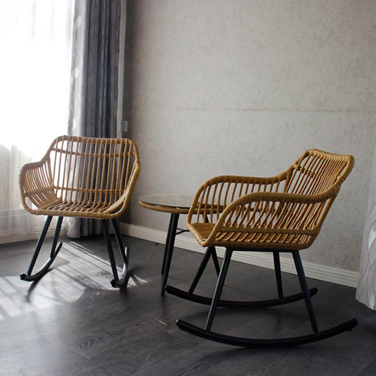 Rocking chair en rotin clair