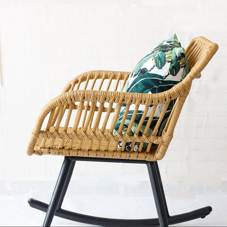 Rocking chair en rotin clair
