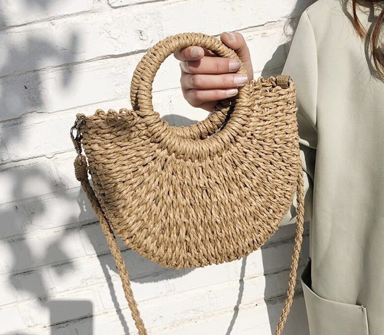Sac à bandoulière demi-rond tissé en rotin