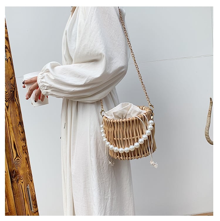 Sac à main en rotin tissé en forme de panier