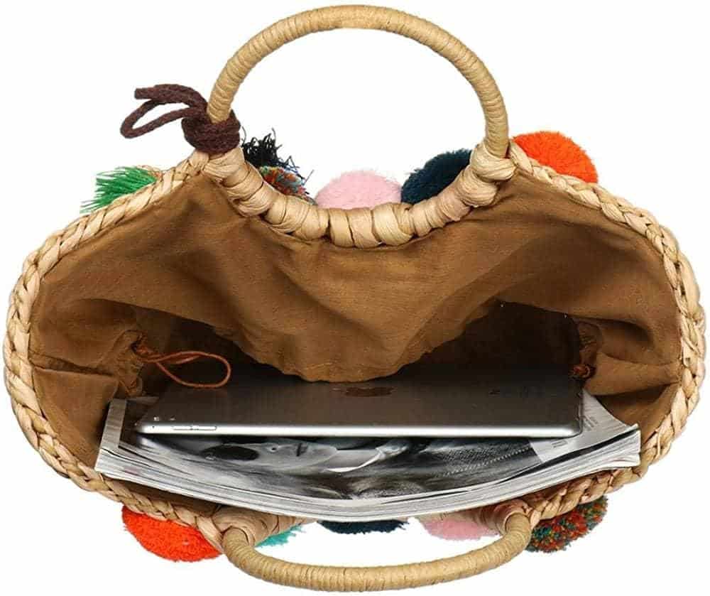 Sac tissé style rotin à pompons