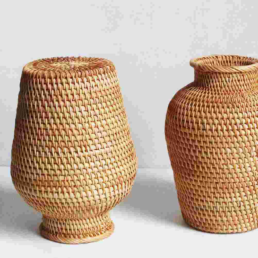 Vase de fleurs séchées en rotin tissé