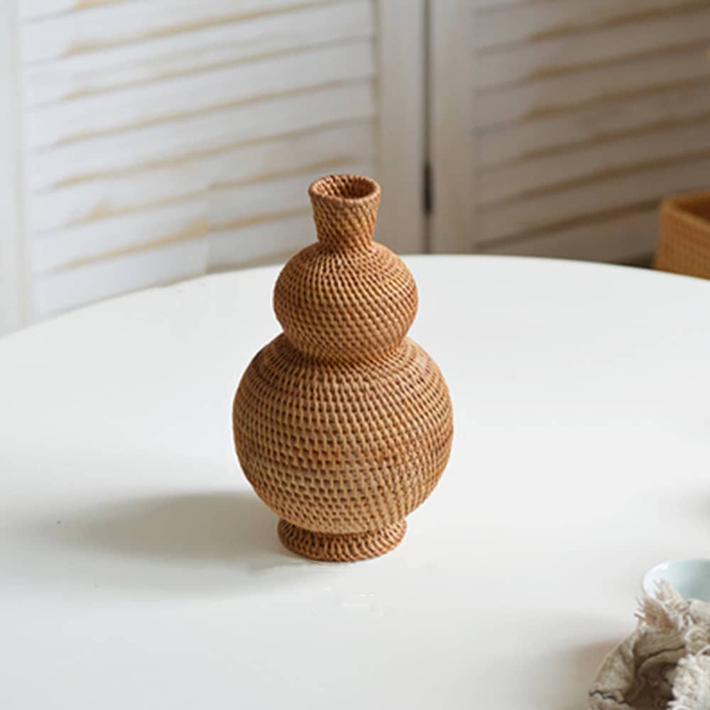 Vase en rotin tissé