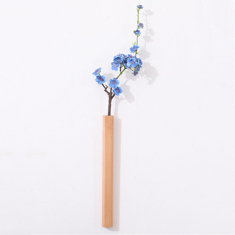 Vase mural en bois clair