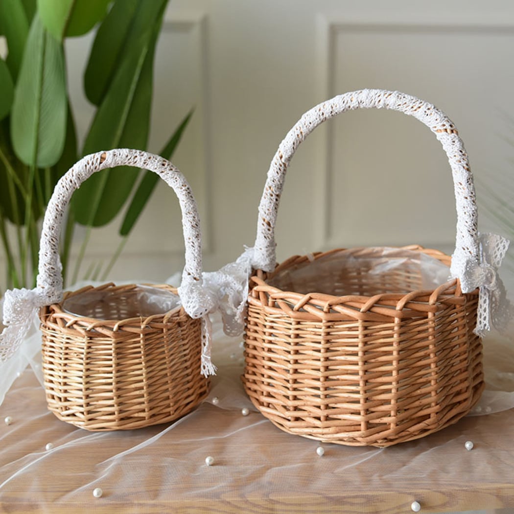 Petit panier de rangement en rotin tissé avec dentelle sur l’anse