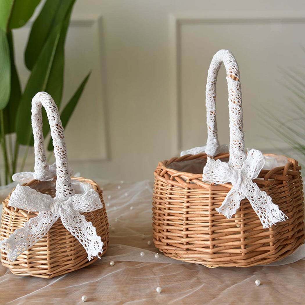 Petit panier de rangement en rotin tissé avec dentelle sur l’anse