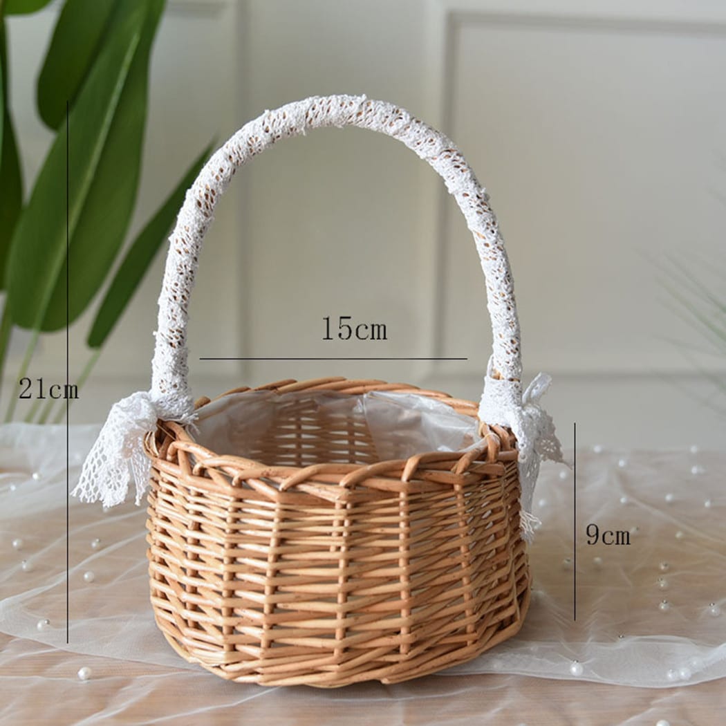 Petit panier de rangement en rotin tissé avec dentelle sur l’anse