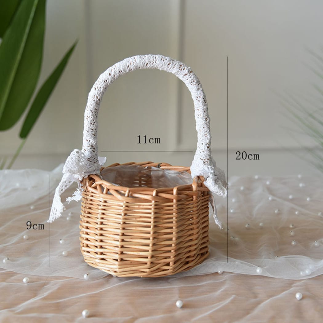 Petit panier de rangement en rotin tissé avec dentelle sur l’anse
