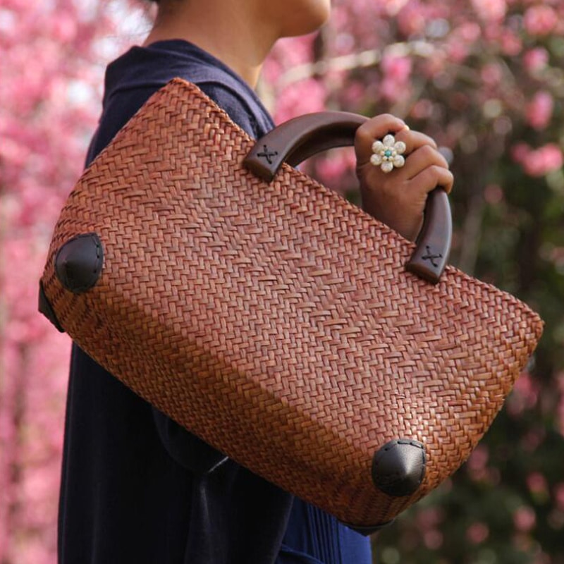 Sac rotin avec anses en bois élégant