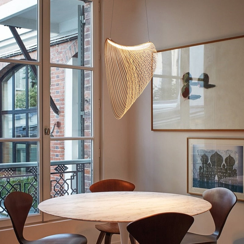 Suspension design et futuriste en bois
