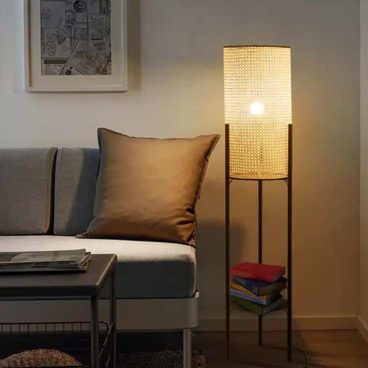 Lampe de bureau moderne en rotin et métal cylindrique sur pieds