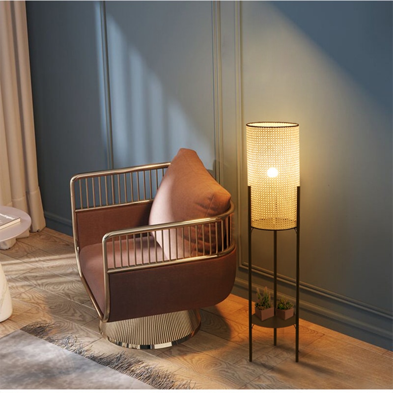 Lampe de bureau moderne en rotin et métal cylindrique sur pieds