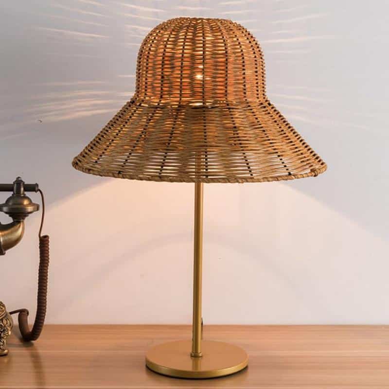 Lampe de bureau décorative en rotin avec chapeau