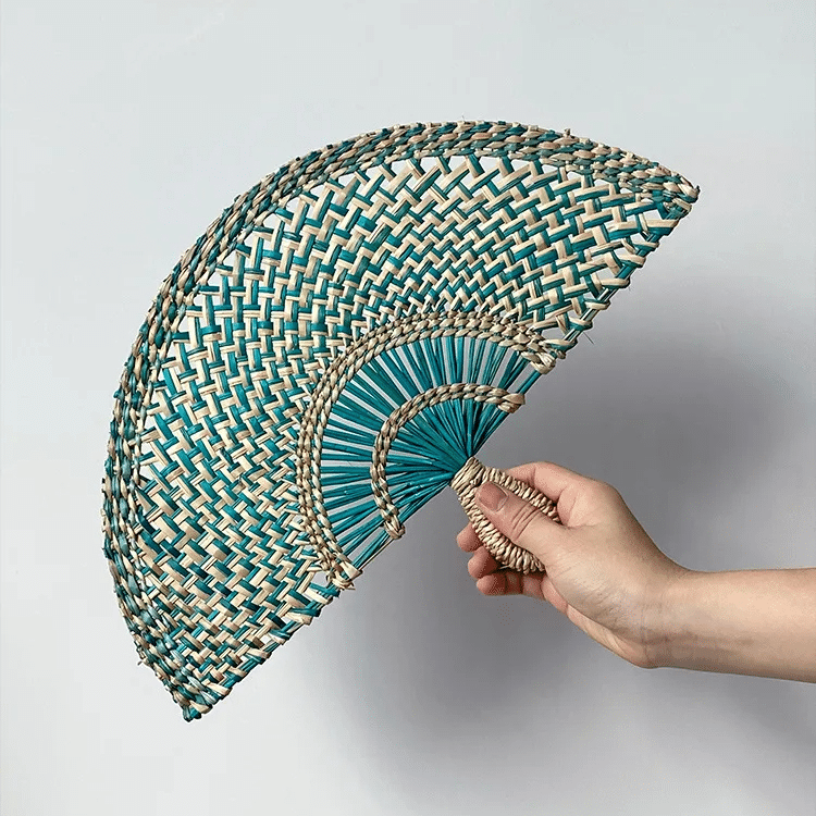 Éventail Bleu en Rotin Tissé